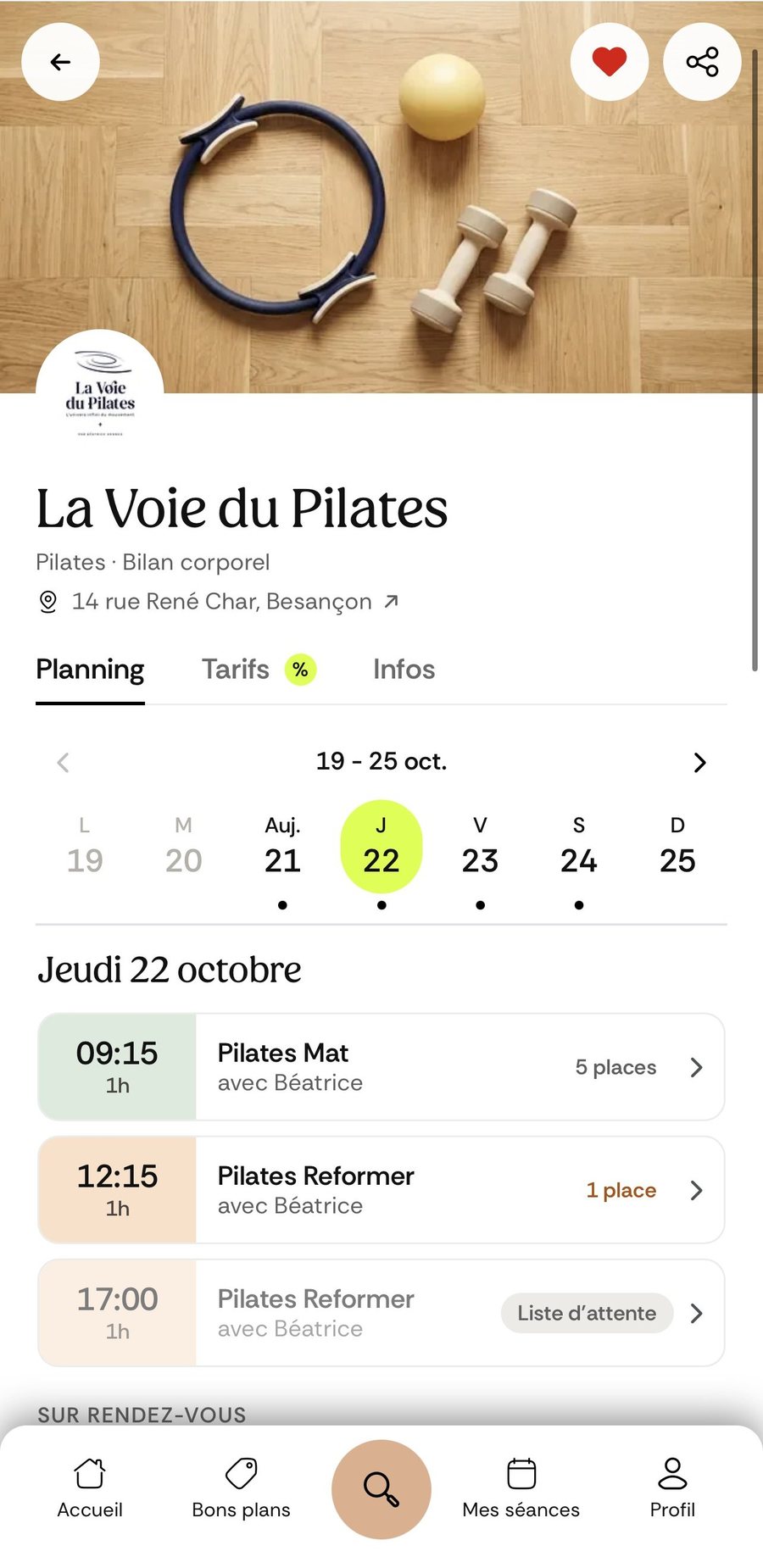 Planning de La Voie du Pilates dans l’application Fitmee : Pilates Mat en vert, Pilates Reformer en pêche, avec les places restantes et la liste d’attente