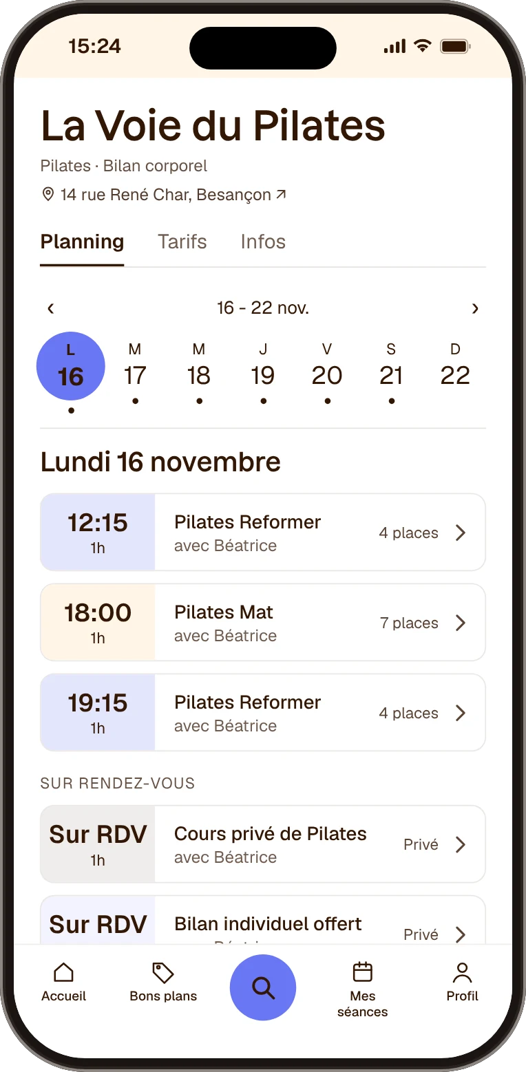 Planning de La Voie du Pilates dans l’application Fitmee : cours de Pilates Reformer en pêche et de Pilates Mat en vert avec les places disponibles