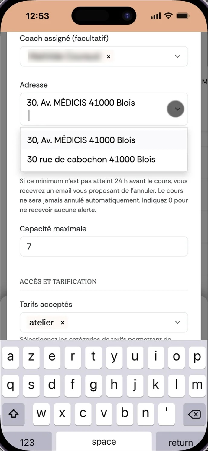 Création d’un cours dans l’application Fitmee : choix de l’adresse parmi deux lieux enregistrés, capacité maximale de 7 places et tarif accepté