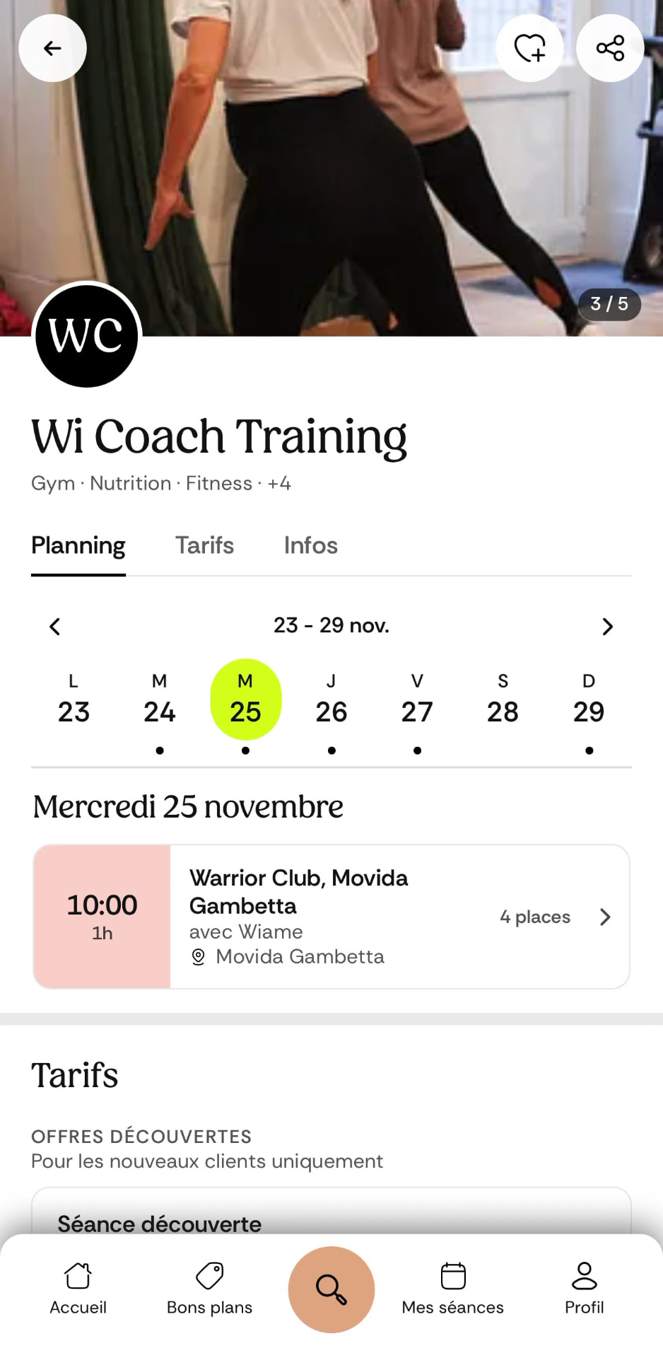 Page d’une coach dans l’application Fitmee : planning de la semaine avec un cours à 10 h, son lieu et le nombre de places disponibles